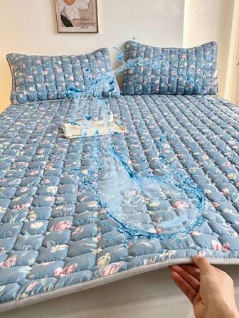 1pc Ditsy Floral Waterproof Mattress Pad, Fine Quilted Texture Design, Skin-Friendly Breathable Layered Structure, Ideal Bedroom Decor