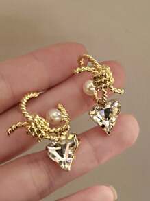 1 paire de boucles d'oreilles asymétriques en forme de cœur en métal avec perles de verre, boucles d'oreilles à la mode élégantes pour femmes et filles, convient pour les voyages, les mariages, les fêtes, les cadeaux de Noël
