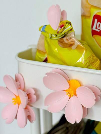 樱花造型密封夹和磁性冰箱贴，厨房收纳好帮手；小巧的夹子可用于零食密封；创意3D立体磁性贴纸套装，保持食品储藏室和午餐盒的新鲜；是冰箱门收纳、零食包装、水果蔬菜储存的理想之选；可重复使用的夹子系统，抓力强劲，易于夹取；春季装饰，可用于台面和橱柜；适用于家庭、宿舍和公寓厨房。