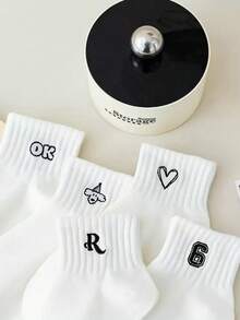 5 双经典白色女士中筒袜，百搭运动风格