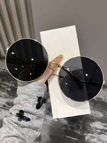 1 Cặp kính thời trang nữ gọng kim loại tròn cỡ lớn, mẫu mới cho mùa hè và mùa thu, thiết kế càng kính cong, phù hợp cho sử dụng hàng ngày, du lịch, dự tiệc, biểu diễn sân khấu, đi biển, chụp ảnh đường phố, trình diễn thời trang và các dịp khác. - Nhiều màu - Xem 19