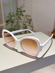 一副女士多色蝴蝶框渐变镜片时尚眼镜，适合旅行