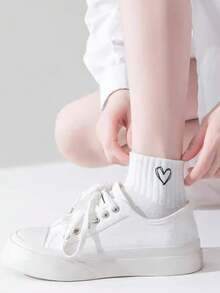 5 双经典白色女士中筒袜，百搭运动风格