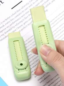 1个可伸缩按压式橡皮擦，适合学生使用，干净无残留，灵活方便。适用于学习、绘画、冰上作业。小巧精致，方便携带回学校