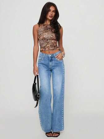 女式高腰铆钉和水钻装饰紧身黑色牛仔裤，修身直筒牛仔裤