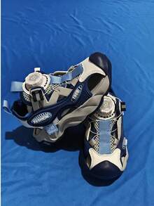 Sandálias infantis, sandálias esportivas infantis com fivela giratória, sandálias de bico fechado, sapatos de praia para meninos