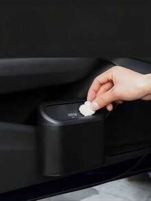 1个车载垃圾桶收纳盒，有四种颜色可选：黑色、蓝色、白色和粉色。迷你防漏带盖，按钮开关垃圾桶，按压翻盖垃圾桶，汽车垃圾桶，汽车收纳盒，迷你汽车垃圾桶，汽车收纳盒，多功能垃圾桶，汽车必备配件，适用于汽车、办公室、厨房、卧室、家居，女士礼物，收纳整理器，旅行必备品，返校宿舍收纳