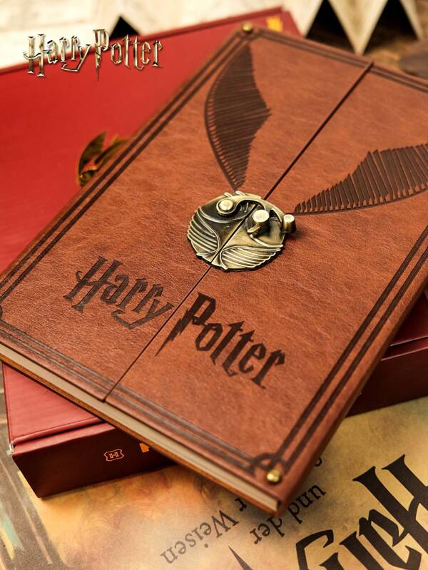 Harry Potter 1 pieza Libreta con el Snitch Dorado, diario de estilo retro con decoración fina, cuaderno de bolsillo vintage para regalos de fiesta, regalos de amigos, suministros de oficina, regalos de cumpleaños, regalos de graduación [Licencia oficial]