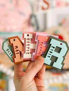 1 pieza Etiqueta personalizable de letra universitaria, etiqueta de bolso, llavero de acrílico, etiqueta de mochila, etiqueta de botella de agua, etiqueta de bolso personalizada, etiqueta de equipaje, etiqueta de bolsa deportiva, etiqueta de botella de agua, dije, etiqueta de bolsa de almuerzo, regalo para niños, etiqueta con nombre para niños, etiqueta de bolso, hogar y vida, decora tu hogar, recuerdos, reutilizable, adorable, de alta calidad - Adornos de letras de 8 cm - Ver 5