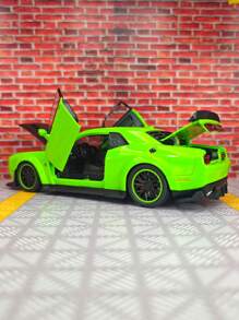 ESCBBXX Un modelo de coche de carreras simulado, con una carrocería hecha de aleación de cinc. Las dos puertas se pueden abrir, y también se pueden abrir el capó delantero y la puerta del maletero. Es un coche de juguete para niños con funciones simuladas de sonido y iluminación. El modelo del coche es rico en detalles, de acabado exquisito y de buena calidad. Es adecuado para la colección y se puede regalar como regalo de cumpleaños a los niños.