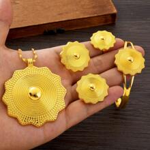 Set de 4 piezas de joyas de mujer de color dorado: collar geométrico poligonal, anillo, aretes y pulsera. Un regalo tradicional africano árabe para la novia.