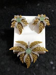 Bộ trâm cài áo và hoa tai chạm khắc họa tiết hoa và lông vũ cổ điển, phù hợp cho các dịp thường ngày và buổi tụ họp của phụ nữ - Bộ hoa tai trâm cài áo trang nhã chạm khắc lông vũ - Xem 1