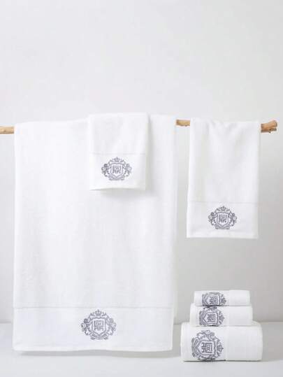 1条白色轻薄浴巾，长方形，70*140厘米，纯色简约，带刺绣字母或图案；或可作33*74厘米手巾或34*34厘米手帕使用，柔软吸水，速干，适用于浴室、酒店、旅行、派对、节日礼物、美容院、海滩、户外、运动等场合，男女皆宜，四季皆宜，适合美容院、家庭浴室等场所，可作浴巾、护肤巾等。