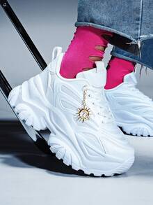 女士时尚休闲运动鞋，带向日葵金属装饰饰物，户外厚底高台白色高跟鞋，夏季透气速干针织网眼凉鞋，圆头休闲系带运动鞋，适合学生、青少年、日常穿着、工作、健身、防滑、减震、7CM增高、厚底运动鞋