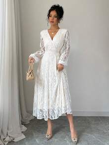 这款女士白色蕾丝V领长裙采用收腰设计，优雅迷人。轻盈的薄纱花卉蕾丝图案增添了一丝柔美浪漫的气息，适合约会之夜、音乐会、小型聚会或与朋友的下午茶。它融合了复古的优雅和精致的时尚，轻松驾驭各种浪漫场合。 - 白色 - 查看 4