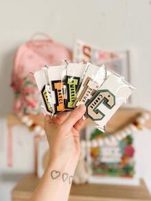 1 pieza Etiqueta personalizable de letra universitaria, etiqueta de bolso, llavero de acrílico, etiqueta de mochila, etiqueta de botella de agua, etiqueta de bolso personalizada, etiqueta de equipaje, etiqueta de bolsa deportiva, etiqueta de botella de agua, dije, etiqueta de bolsa de almuerzo, regalo para niños, etiqueta con nombre para niños, etiqueta de bolso, hogar y vida, decora tu hogar, recuerdos, reutilizable, adorable, de alta calidad - Adornos de letras de 8 cm - Ver 7