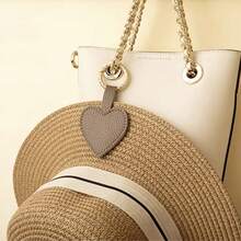 旅行帽夹 - 强磁设计，心形/圆形PU皮革，蝴蝶结和字母图案。可固定在行李箱/包上，防止帽子丢失，解放双手。女士圣诞礼物，旅行必备，圣诞袜礼物，可爱户外配饰，个性化礼品