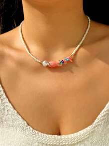 1 pieza Collar único de estilo bohemio con diseño de pez de cerámica, perla blanca y cuentas. Adecuado para uso casual, de playa y de vacaciones para mujeres. Regalo ideal (el color y la cantidad de coral detrás del pez varían al azar, las formas asimétricas de las perlas pueden variar ligeramente debido al lote)