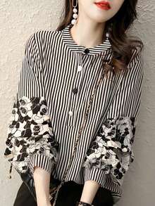 Elegancka damska koszula w paski z kwiatowym wzorem i rękawami typu "latarnia" – okrągły dekolt, długie rękawy, zdobienie guzikami, wygodna góra z poliestru, odpowiednia na każdą porę roku