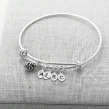 Pulseira com inicial de pinha, presente para o Dia das Mães, presente para a avó, pulseira com inicial de folha, presente personalizado para mães, joias com nome de família, presente para a mãe