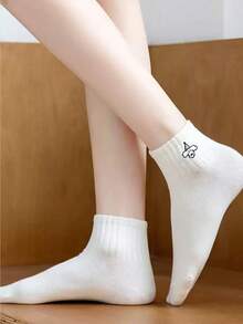 5 双经典白色女士中筒袜，百搭运动风格