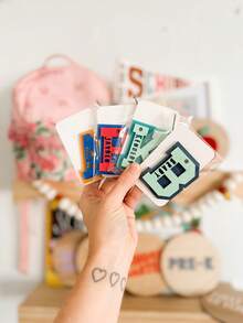 1 pieza Etiqueta personalizable de letra universitaria, etiqueta de bolso, llavero de acrílico, etiqueta de mochila, etiqueta de botella de agua, etiqueta de bolso personalizada, etiqueta de equipaje, etiqueta de bolsa deportiva, etiqueta de botella de agua, dije, etiqueta de bolsa de almuerzo, regalo para niños, etiqueta con nombre para niños, etiqueta de bolso, hogar y vida, decora tu hogar, recuerdos, reutilizable, adorable, de alta calidad - Adornos de letras de 8 cm - Ver 4