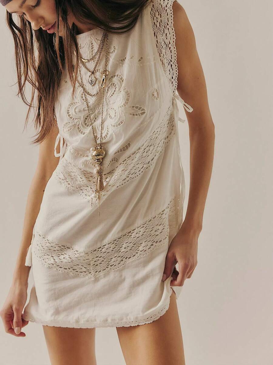 Womens Sleeveless Tie Side Embroidered Mini Dress Y2k Ruffle Hem Boho Cut Hollow Out Sundress Flowy Lace Trim Babydoll Slip Dress - 米色 - 查看 1
