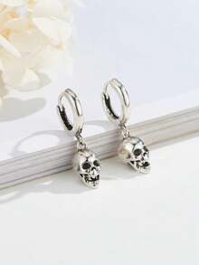 Un par de pendientes de calavera góticos, adecuados tanto para hombres como para mujeres. Pendientes y accesorios de punk rock para Halloween, adecuados para Halloween o uso diario