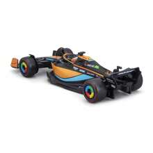Burago Modellino in lega di  MCL36 F1 in edizione da collezione 1:43, con casco del pilota da corsa e custodia in plexiglass premium, per gli appassionati di auto, edizione limitata che celebra 14 anni di storia delle corse