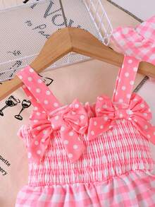 2 件套女婴休闲时尚樱桃刺绣粉色格子连体衣配围兜和圆帽套装，夏季度假风格 - 粉色 - 查看 3