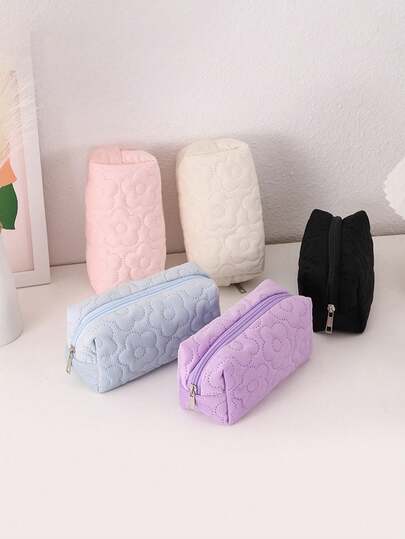 Hộp bút họa tiết hoa được thiết kế đẹp mắt với kiểu dáng sáng tạo và khóa kéo trơn tru, hoàn hảo để đựng văn phòng phẩm và trang trí bàn làm việc. Một món đồ dùng học tập thời trang, một món quà dành cho bạn bè vào ngày Valentine, một món quà năm mới và một vật dụng cần thiết cho năm học mới.