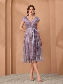 女士V领印花飞机袖褶裥长裙，适合高端正式场合