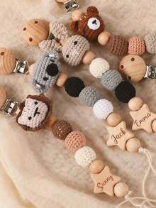 这款个性化防掉链夹可定制姓名，并饰有钩编装饰。适合学生佩戴，配有可定制的搭扣，防止丢失。它功能多样，装饰性强，饰有字母图案，时尚现代，色彩缤纷，可爱迷人，适合日常休闲佩戴。可定制且独一无二，是送给男士和女士的理想礼物。