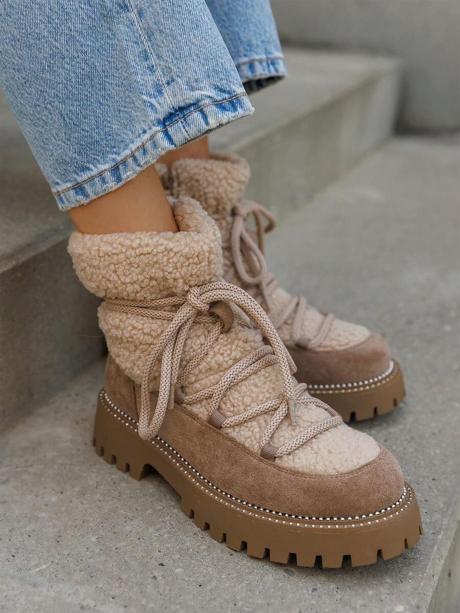Bottines D'hiver Fourrées Avec Semelle Crantée Et Lacts Fantaisie, Détail Clouté Autour De La Semelle - Khaki - View 1