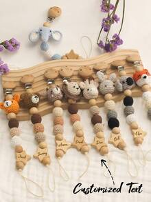 这款个性化防掉链夹可定制姓名，并饰有钩编装饰。适合学生佩戴，配有可定制的搭扣，防止丢失。它功能多样，装饰性强，饰有字母图案，时尚现代，色彩缤纷，可爱迷人，适合日常休闲佩戴。可定制且独一无二，是送给男士和女士的理想礼物。