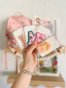 1 pieza Etiqueta personalizable de letra universitaria, etiqueta de bolso, llavero de acrílico, etiqueta de mochila, etiqueta de botella de agua, etiqueta de bolso personalizada, etiqueta de equipaje, etiqueta de bolsa deportiva, etiqueta de botella de agua, dije, etiqueta de bolsa de almuerzo, regalo para niños, etiqueta con nombre para niños, etiqueta de bolso, hogar y vida, decora tu hogar, recuerdos, reutilizable, adorable, de alta calidad - Adornos de letras de 8 cm - Ver 3