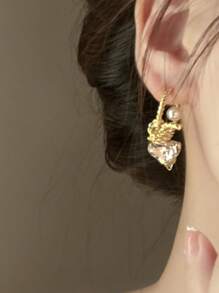 1 paire de boucles d'oreilles asymétriques en forme de cœur en métal avec perles de verre, boucles d'oreilles à la mode élégantes pour femmes et filles, convient pour les voyages, les mariages, les fêtes, les cadeaux de Noël