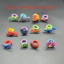 12个可爱恐龙戒指，PVC软橡胶戒指，生日派对装饰品，带有霸王龙、喷火龙、犀牛等动物图案的装饰环，适合生日派对和节日聚会。课堂奖品