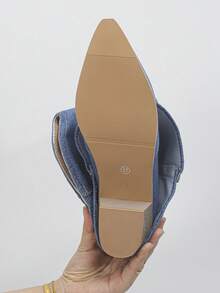 Boots, A Pair Of Fashionable, Comfortable And Versatile Pointed Leg Boots For Women, With A Thick Heel Design That Is Often Worn Smoothly, Embellishing The Leg Shape And Adding Agility During Walking. The Pointed Toe Of The Shoe Slightly Tilts Upwards