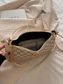 2025年新款时尚经典PU防水面料M字母印花设计金属链条装饰单肩斜挎包。适合购物、钱包、学生、年轻女性、办公室女性。非常适合办公室、大学、工作、商务、通勤、户外活动、旅行和野餐。 - 米色 - 查看 5