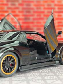 ESCBBXX Un modelo de coche de carreras simulado, con una carrocería hecha de aleación de cinc. Las dos puertas se pueden abrir, y también se pueden abrir el capó delantero y la puerta del maletero. Es un coche de juguete para niños con funciones simuladas de sonido y iluminación. El modelo del coche es rico en detalles, de acabado exquisito y de buena calidad. Es adecuado para la colección y se puede regalar como regalo de cumpleaños a los niños.