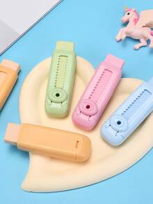 1个可伸缩按压式橡皮擦，适合学生使用，干净无残留，灵活方便。适用于学习、绘画、冰上作业。小巧精致，方便携带回学校