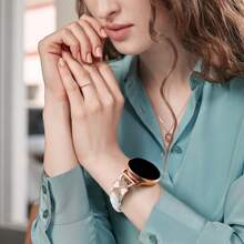 pulseira feminina para Galaxy Watch compatível com relógios 7/6/5/4 (40 mm/45 mm) e Classic (43 mm/50 mm) e Pro (45 mm) - Design de diamante trevo de quatro folhas da sorte - Pulseira fina e respirável e confortável - Moda elegante e fofa, multicolorida - À prova de suor e hipoalergênica - Pulseira de substituição premium para negócios/encontros/casamentos/uso diário - Melhor presente para ela