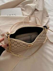 2025年新款时尚经典PU防水面料M字母印花设计金属链条装饰单肩斜挎包。适合购物、钱包、学生、年轻女性、办公室女性。非常适合办公室、大学、工作、商务、通勤、户外活动、旅行和野餐。