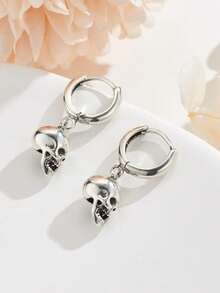 Un par de pendientes de calavera góticos, adecuados tanto para hombres como para mujeres. Pendientes y accesorios de punk rock para Halloween, adecuados para Halloween o uso diario