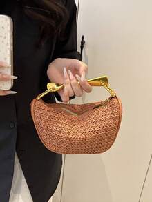 Kleine Umhängetasche mit Reißverschluss und Metallagriff, verstellbarer Schultergurt, elegante Strandtasche mit Metallgriff. Goldener Metallgriff oben und doppelt verstellbarer, abnehmbarer Umhängegurt. Futter und Innentasche. Reißverschlussschluss.