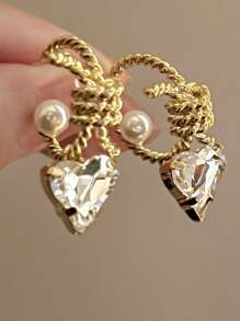 1 paire de boucles d'oreilles asymétriques en forme de cœur en métal avec perles de verre, boucles d'oreilles à la mode élégantes pour femmes et filles, convient pour les voyages, les mariages, les fêtes, les cadeaux de Noël