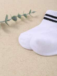 10 pares de calcetines casuales para bebé en combinaciones de blanco y negro. Son calcetines suaves y cómodos para bebés niños y niñas que se pueden usar en las cuatro estaciones.Calcetines para bebé, calcetines para recién nacidos, calcetines para niños pequeños