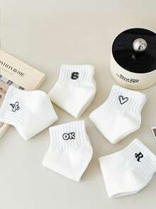 5 双经典白色女士中筒袜，百搭运动风格