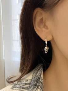 Un par de pendientes de calavera góticos, adecuados tanto para hombres como para mujeres. Pendientes y accesorios de punk rock para Halloween, adecuados para Halloween o uso diario